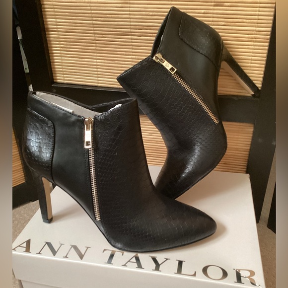 ANN TAYLOR Reina Black Leather Ankle Booties Sz 9 NWOT exotic embossed - Picture 1 of 12